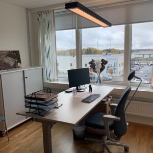 Bilden visar ett rum från ComWorks kontorshotell i Rosersberg
